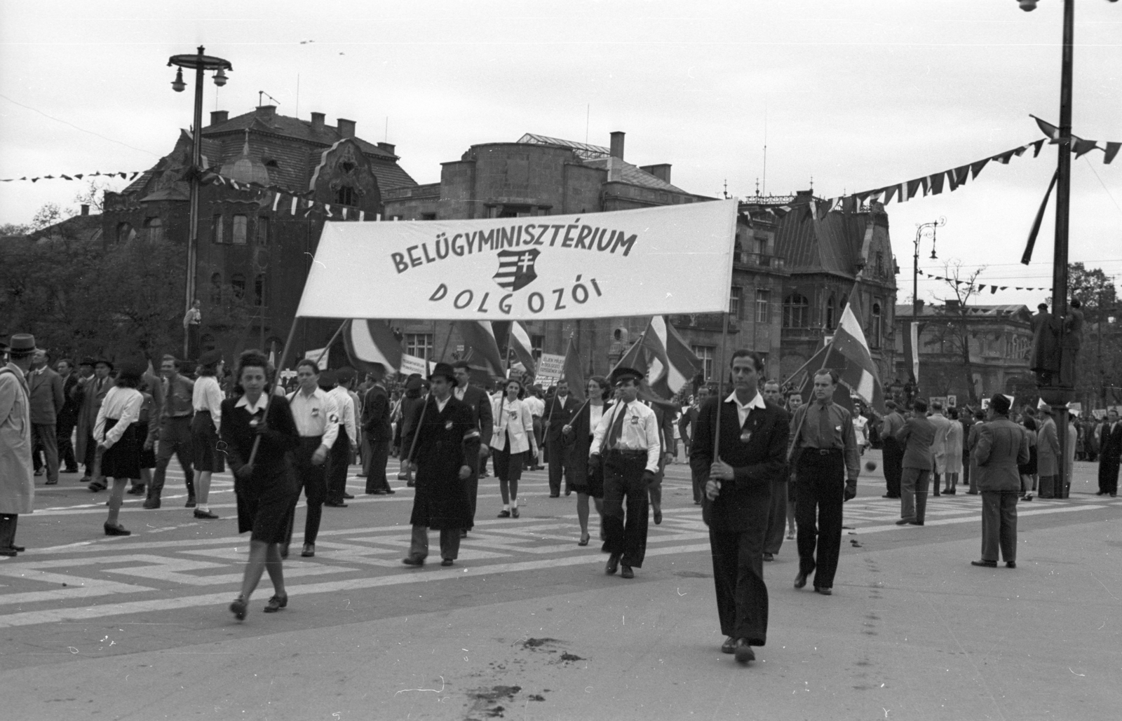 Hungary, Budapest XIV., Hősök tere, háttérben a Dózsa György út - Andrássy út sarok, május 1-i ünnepség., 1947, Berkó Pál, 1st of May parade, Kossuth coat of arms, Budapest, march, Fortepan #78845