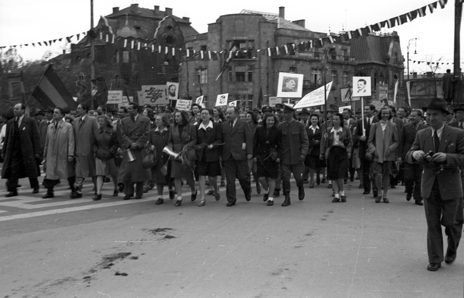 Hungary, Budapest XIV., Hősök tere, háttérben a Dózsa György út - Andrássy út sarok, május 1-i ünnepség., 1947, Berkó Pál, Joseph Stalin portrayal, Budapest, mass, march, Fortepan #78848