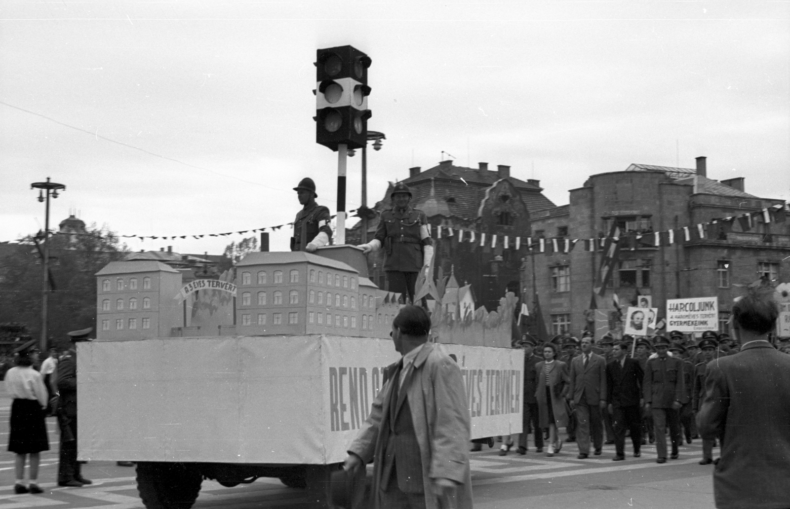 Hungary, Budapest XIV., Hősök tere, háttérben a Dózsa György út - Andrássy út sarok, május 1-i ünnepség., 1947, Berkó Pál, political decoration, Budapest, ad truck, Fortepan #78849