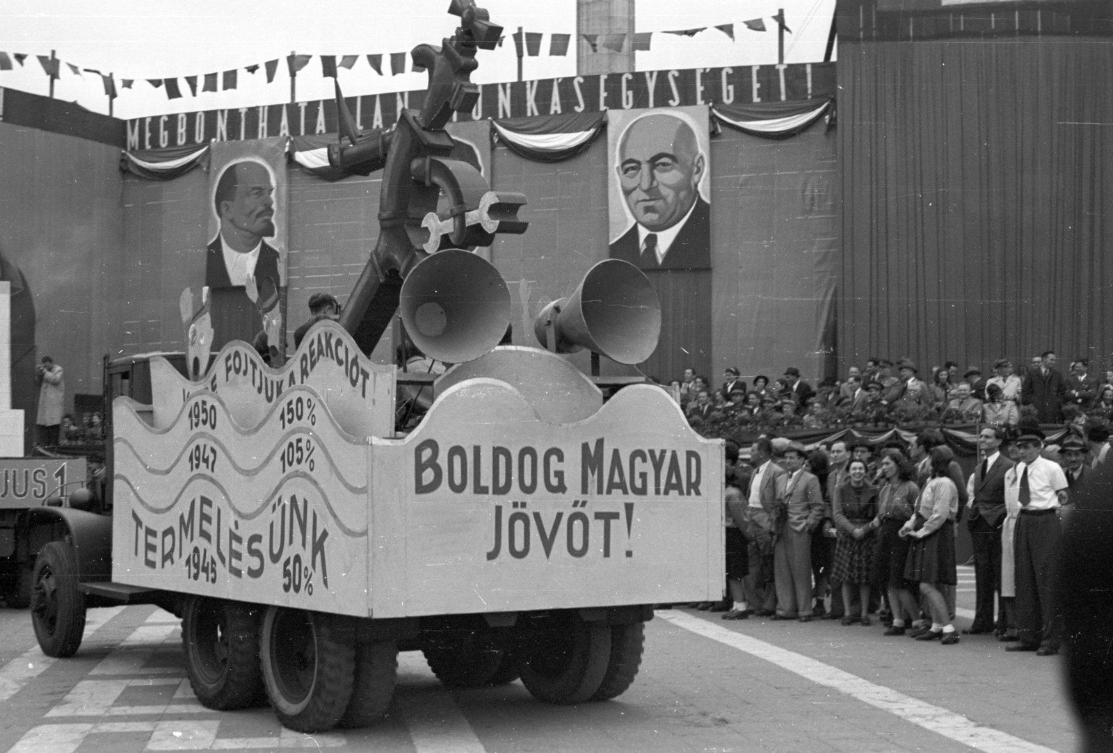 Hungary, Budapest XIV., Hősök tere, május 1-i ünnepség., 1947, Berkó Pál, Lenin-portrayal, political decoration, Mátyás Rákosi-portrayal, Budapest, ad truck, Fortepan #78852