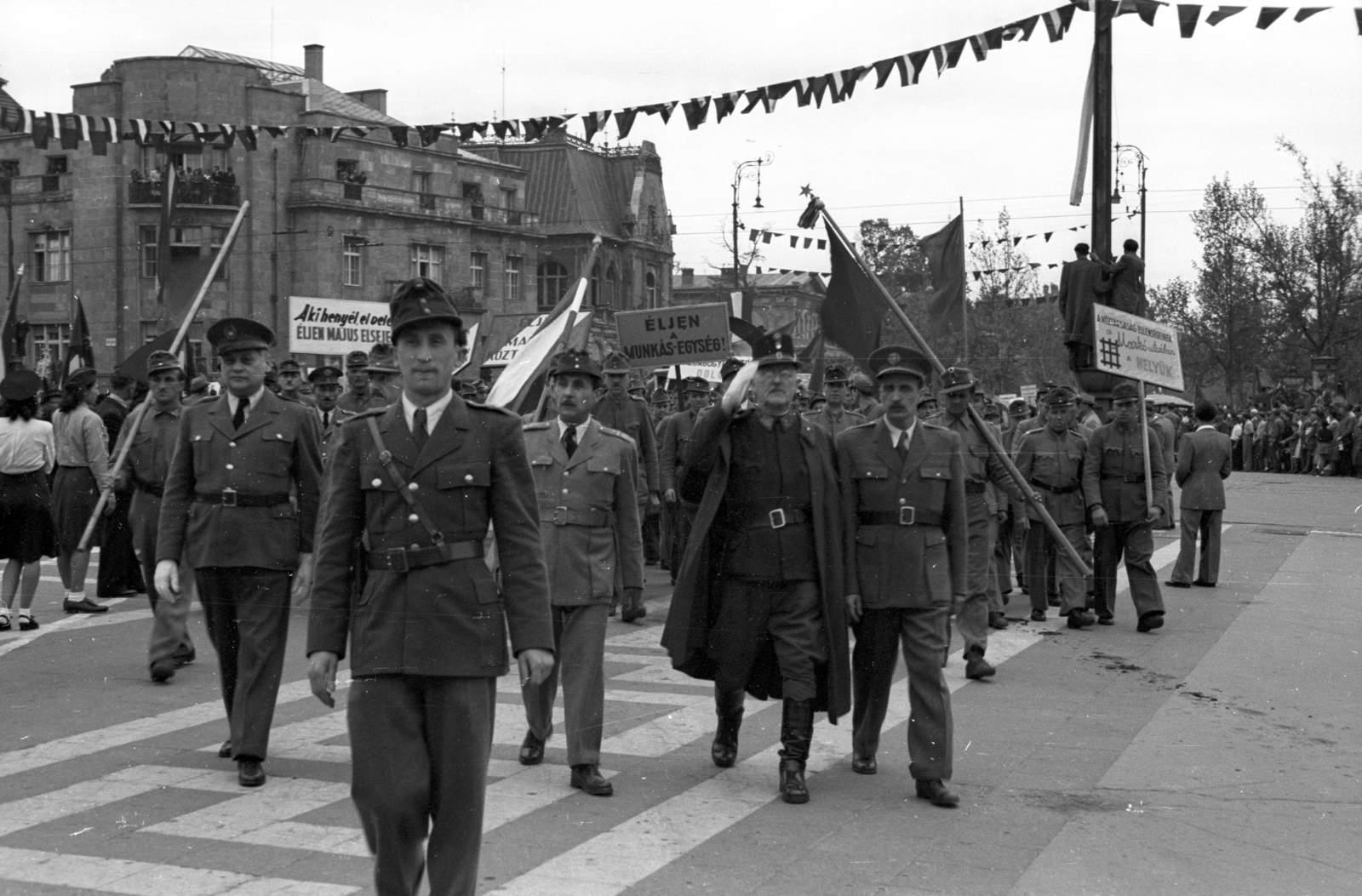 Magyarország, Budapest XIV., Hősök tere, háttérben a Dózsa György út - Andrássy út sarok, május 1-i ünnepség., 1947, Berkó Pál, Budapest, munkás, felvonulás, Fortepan #78853