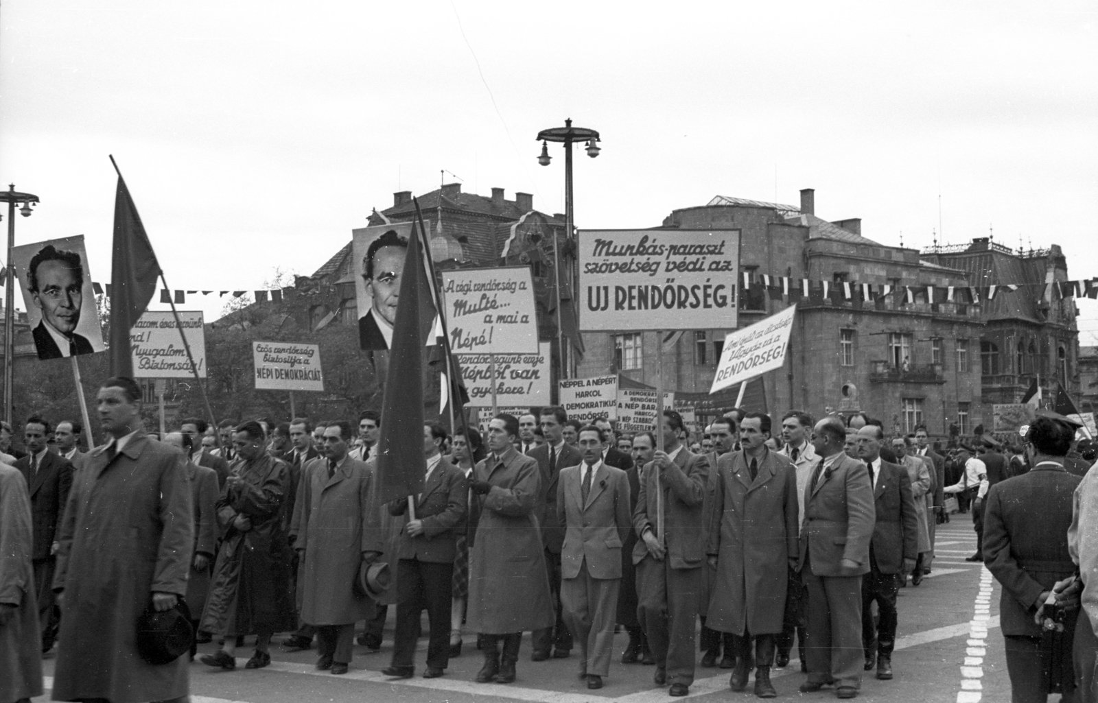 Magyarország, Budapest XIV., Hősök tere, háttérben a Dózsa György út - Andrássy út sarok, május 1-i ünnepség., 1947, Berkó Pál, rendőrség, Rajk László-ábrázolás, Budapest, transzparens, felvonulás, Fortepan #78857