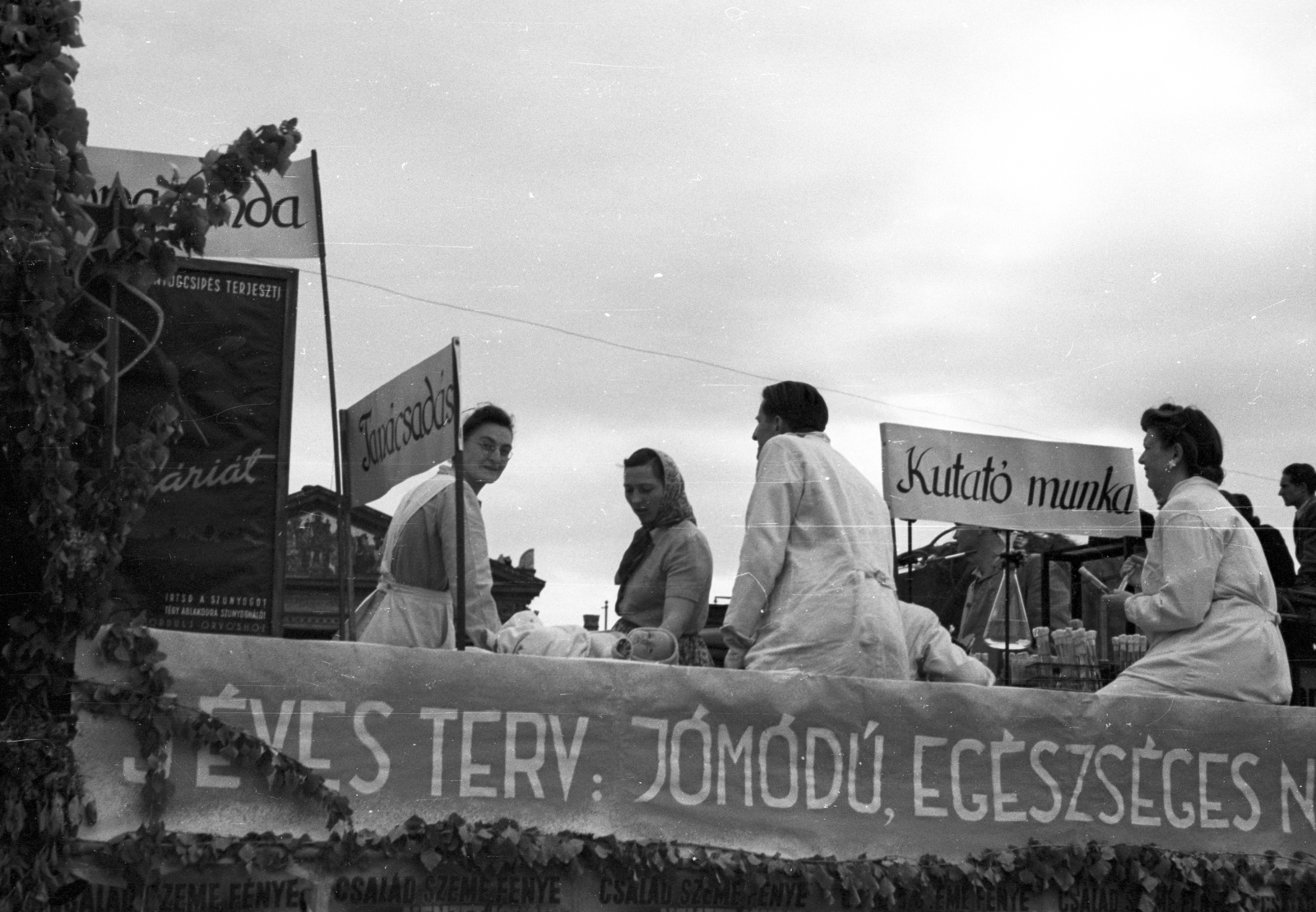 Hungary, Budapest XIV., Hősök tere, május 1-i ünnepség., 1947, Berkó Pál, Budapest, ad truck, slogan, Fortepan #78859