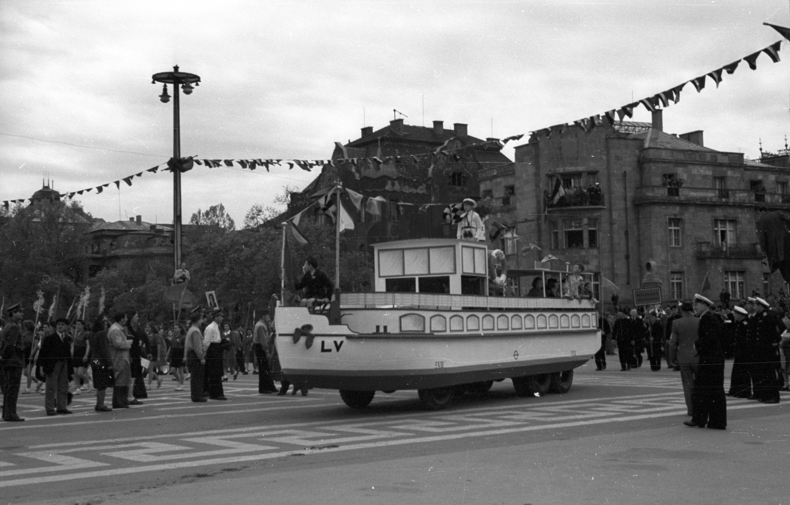 Hungary, Budapest XIV., Hősök tere, háttérben a Dózsa György út - Andrássy út sarok, május 1-i ünnepség., 1947, Berkó Pál, shipbuilding industry, model ship, Budapest, ad truck, Fortepan #78861