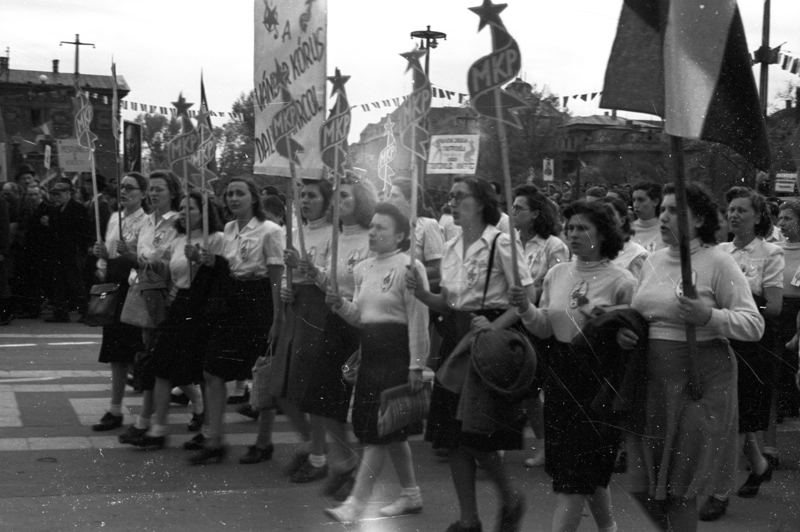 Hungary, Budapest XIV., Hősök tere, a Vándor Kórus tagjai a május 1-i ünnepségen., 1947, Berkó Pál, choir, Budapest, women, march, Fortepan #78865