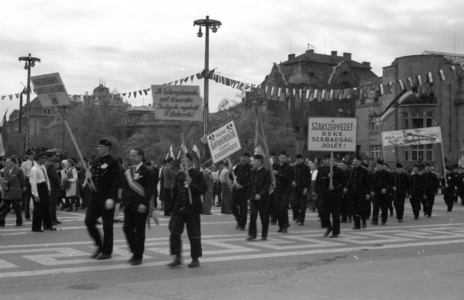 Hungary, Budapest XIV., Hősök tere, háttérben a Dózsa György út házsora, május 1-i ünnepség., 1947, Berkó Pál, miner, Budapest, banner, march, Fortepan #78869