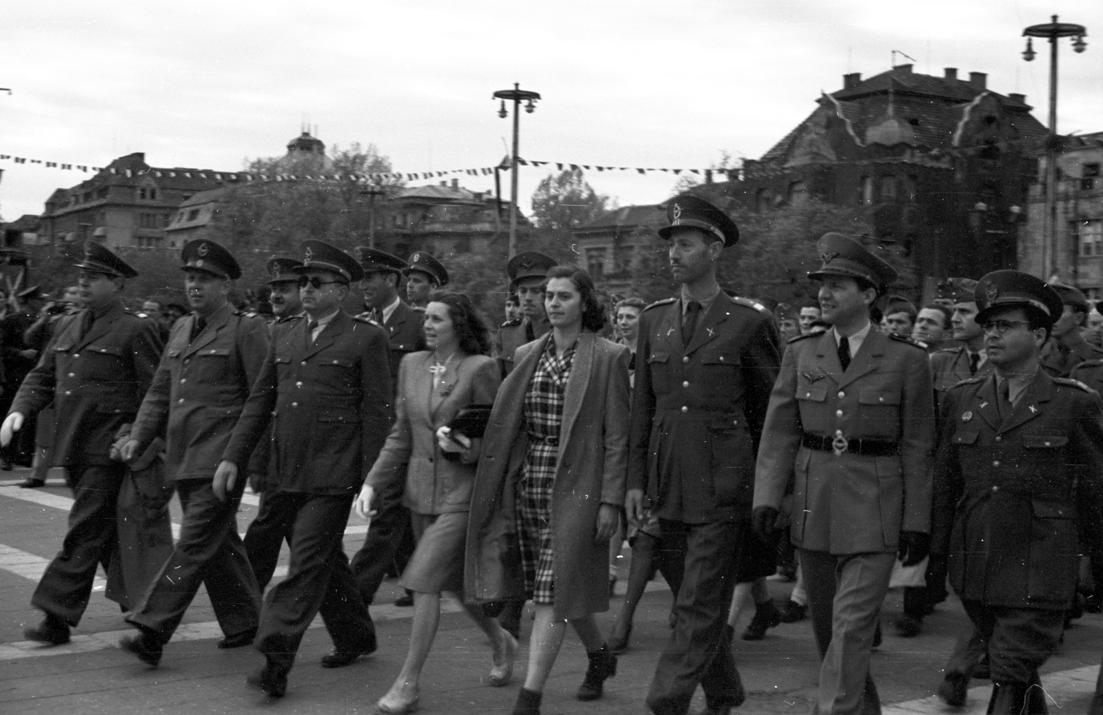 Magyarország, Budapest XIV., Hősök tere, háttérben a Dózsa György út házsora, május 1-i ünnepség., 1947, Berkó Pál, pilóta, Budapest, felvonulás, Fortepan #78871