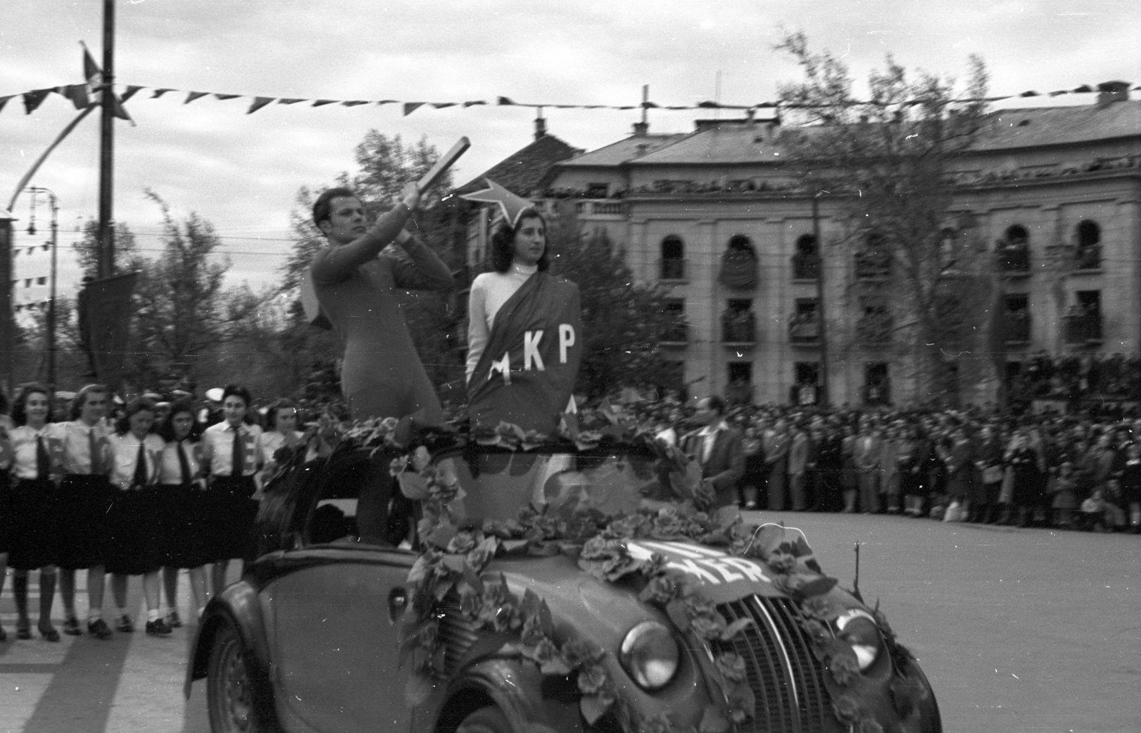 Hungary, Budapest XIV., Hősök tere, háttérben a Dózsa György út - Andrássy út sarok, május 1-i ünnepség., 1947, Berkó Pál, Budapest, ad truck, march, Fortepan #78874