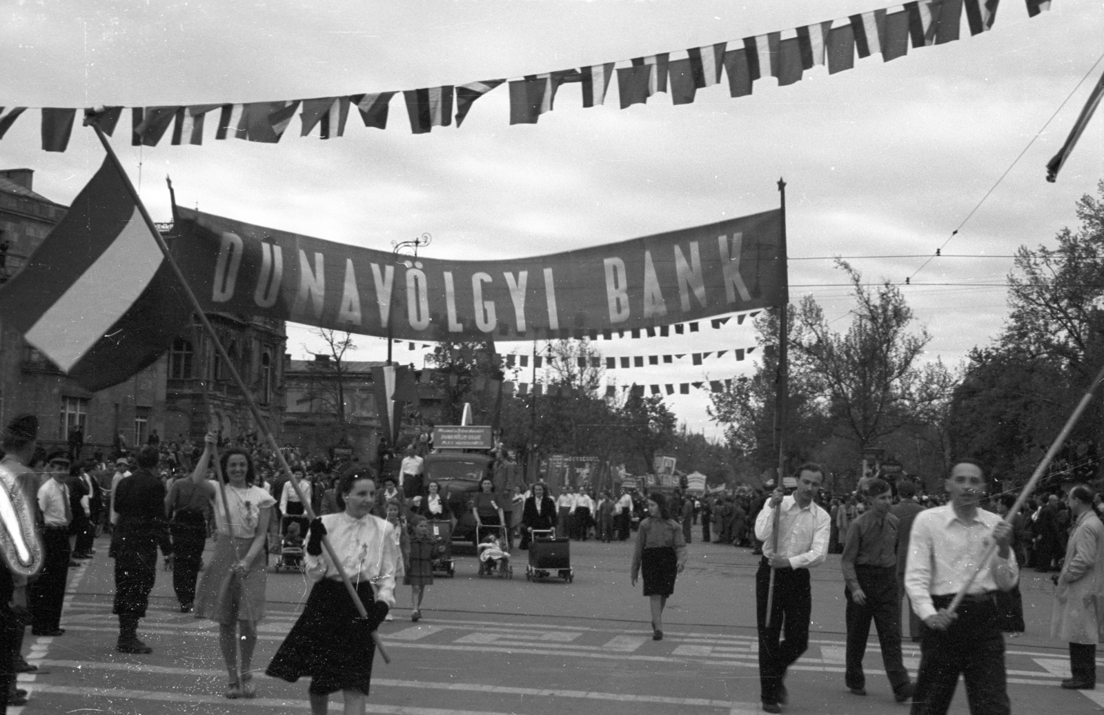 Hungary, Budapest XIV., Hősök tere, háttérben az Andrássy út torkolata, május 1-i ünnepség., 1947, Berkó Pál, Budapest, ad truck, march, Fortepan #78882
