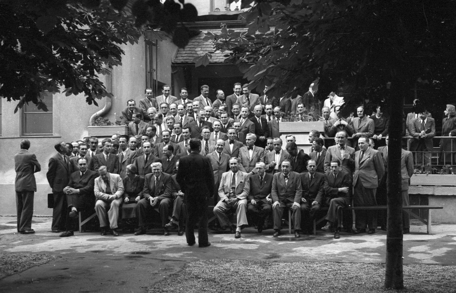 Magyarország, Óbuda, Budapest III., az Óbudai Gázgyár lakótelepe., 1946, Berkó Pál, Budapest, nyakkendő, öltöny, úriember, csoportkép, Fortepan #78892