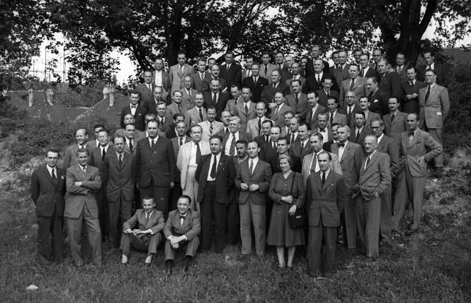 Magyarország, Aquincum, Budapest III., háttérben az Óbudai Gázgyár., 1946, Berkó Pál, Budapest, nyakkendő, öltöny, úriember, hölgy, csoportkép, Fortepan #78894