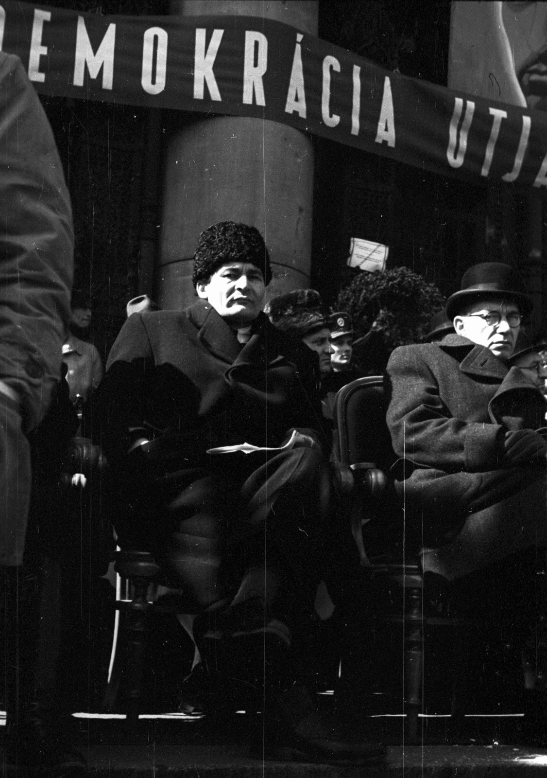 Hungary, Budapest V., Kossuth Lajos tér, március 15-i ünnepség, díszvendégek a Parlament előtt. Szemben Erdei Ferenc földművelésügyi miniszter., 1947, Berkó Pál, celebrity, minister, Budapest, Fortepan #78903