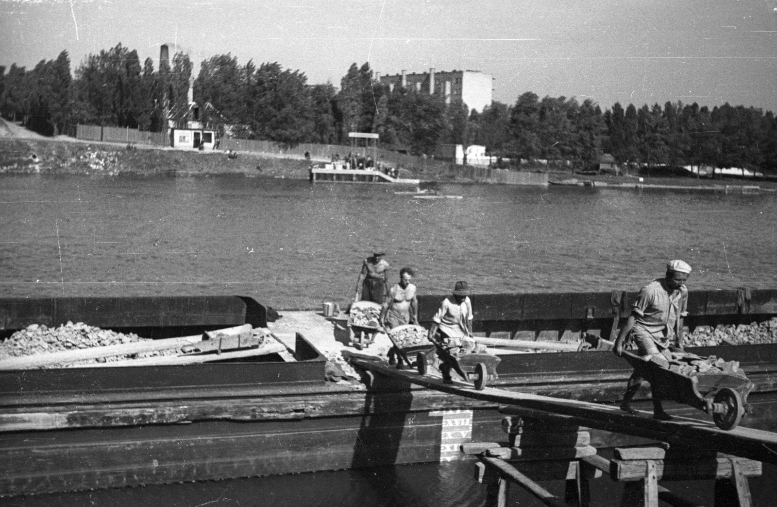 Hungary, Budapest XX.,Budapest XXI., partépítés a Csepel-szigeten a Ráckevei (Soroksári)-Dunánál, túlparton Pesterzsébet hajóállomás., 1948, Berkó Pál, Budapest, worker, plank, wheelbarrow, construction worker, Fortepan #78910