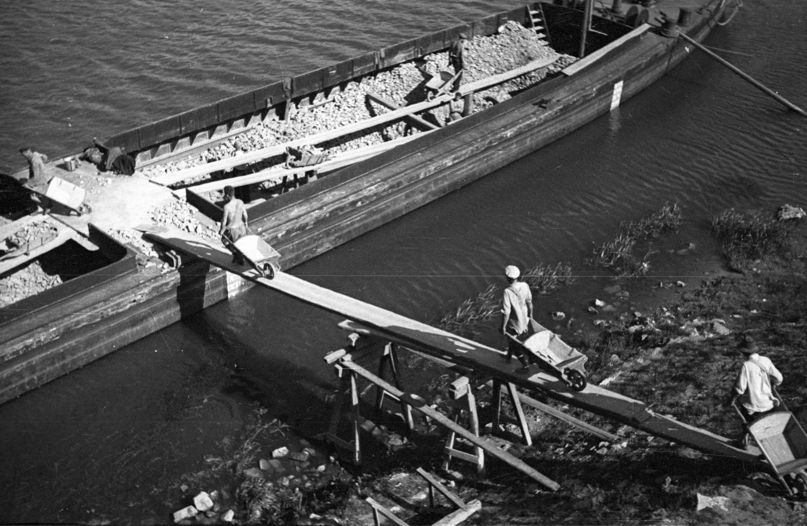 Hungary, Budapest XX.,Budapest XXI., partépítés a Csepel-szigeten a Ráckevei (Soroksári)-Dunánál a Gubacsi hídról nézve., 1948, Berkó Pál, Budapest, worker, plank, wheelbarrow, construction worker, Fortepan #78912