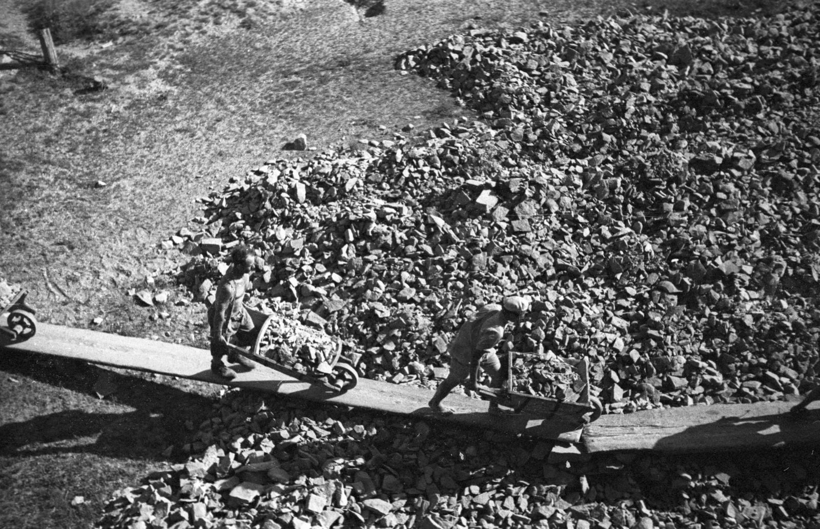 Hungary, Budapest XX.,Budapest XXI., partépítés a Csepel-szigeten a Ráckevei (Soroksári)-Dunánál a Gubacsi hídról nézve., 1948, Berkó Pál, Budapest, plank, wheelbarrow, construction worker, Fortepan #78915