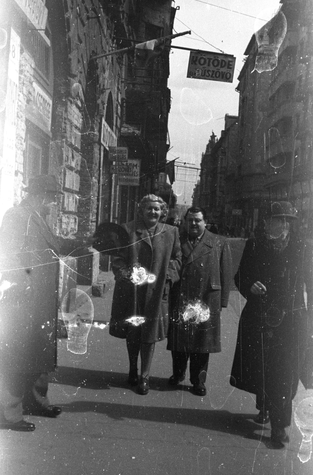 Magyarország, Budapest VII., Dohány utca a Klauzál utcától a Nagykörút felé nézve., 1945, Berkó Pál, Budapest, járda, úriember, hölgy, kabát, kalap, cégtábla, Fortepan #78922