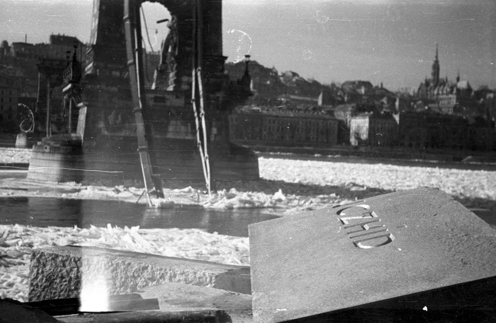 Magyarország, Budapest V., a lerombolt Széchenyi Lánchíd a pesti hídfőtől nézve, 1946, Berkó Pál, híd, hídroncs, Budapest, függőhíd, William Tierney Clark-terv, Fortepan #78925