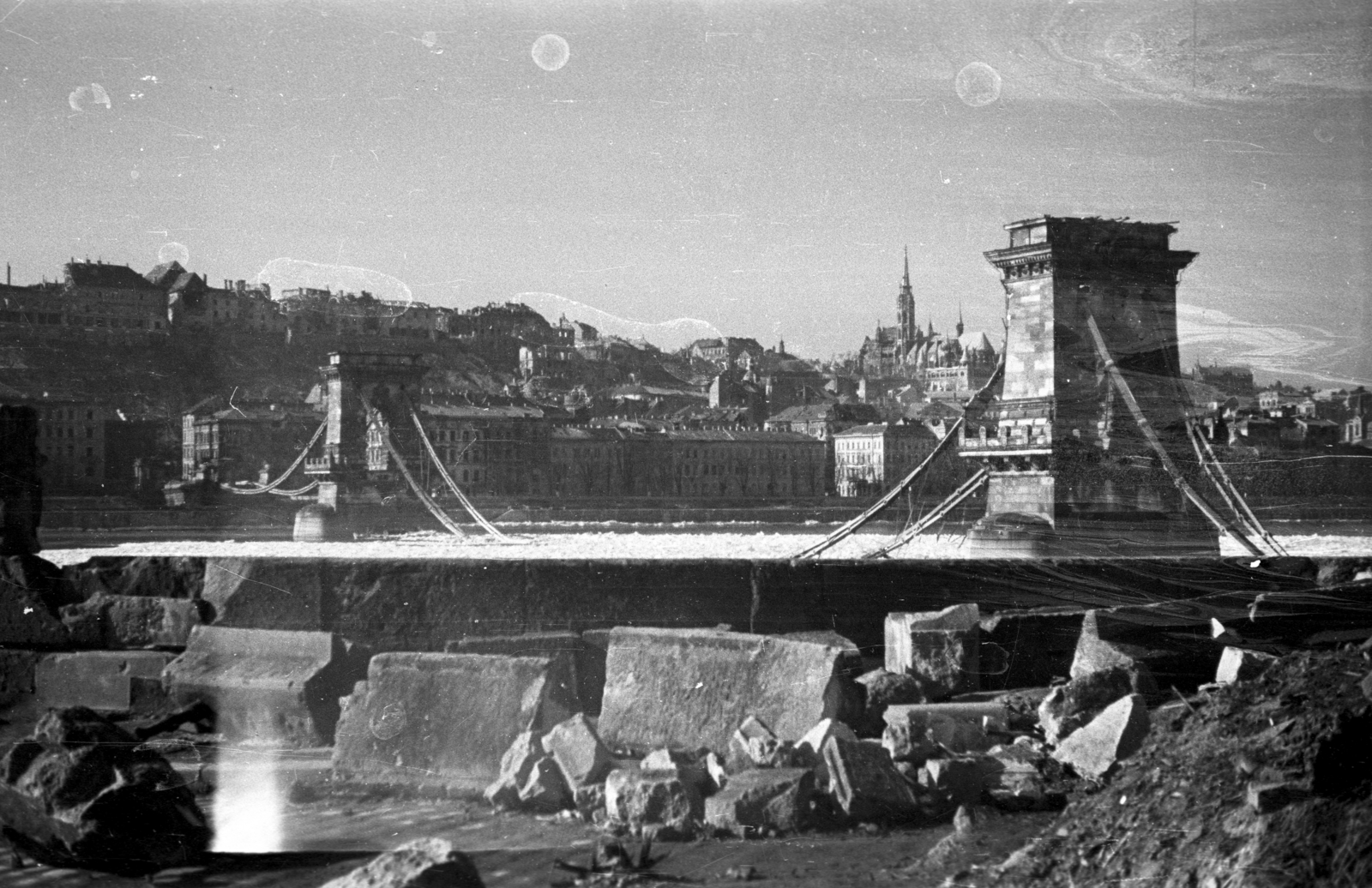 Magyarország, Budapest V., a lerombolt Széchenyi Lánchíd az Eötvös tér felől nézve, háttérben a Mátyás-templom., 1946, Berkó Pál, híd, hídroncs, rom, Budapest, függőhíd, William Tierney Clark-terv, Fortepan #78926