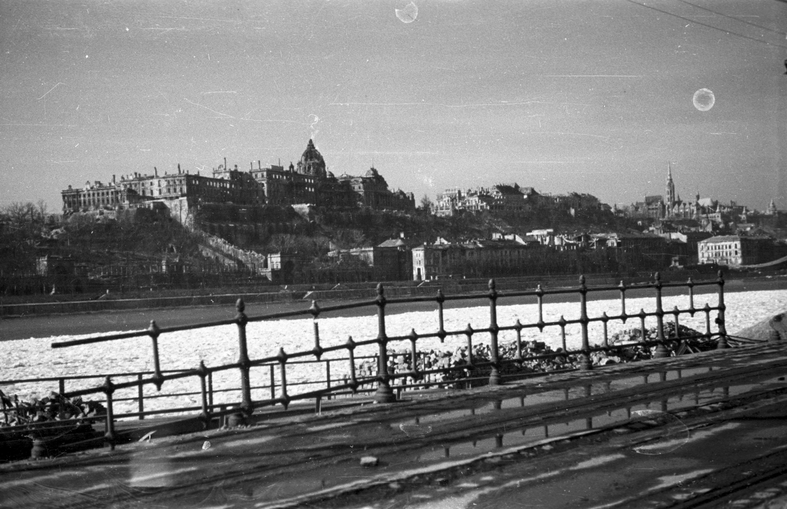 Magyarország, Budapest V., budai Vár a Petőfi tér felől nézve., 1946, Berkó Pál, vár, Budapest, sínpálya, korlát, Fortepan #78927