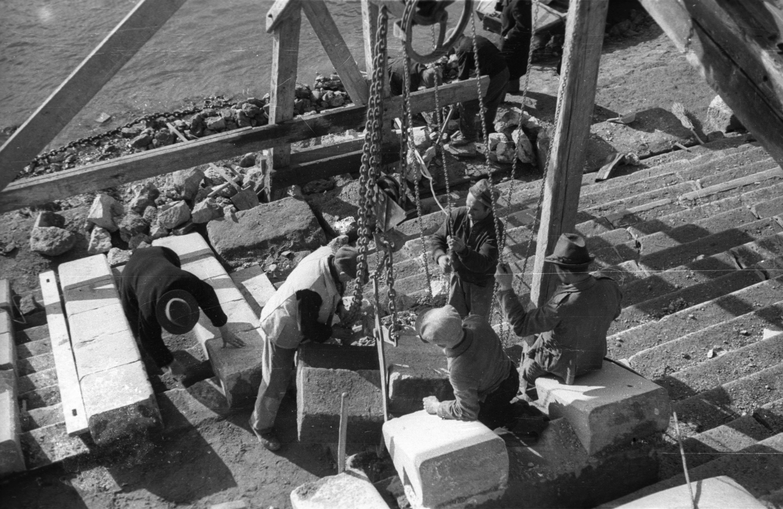 Hungary, Budapest, a pesti alsó rakpart háborúban sérült lépcsőzetének helyreállítása., 1948, Berkó Pál, scaffolding, chain, winch, Fortepan #78930