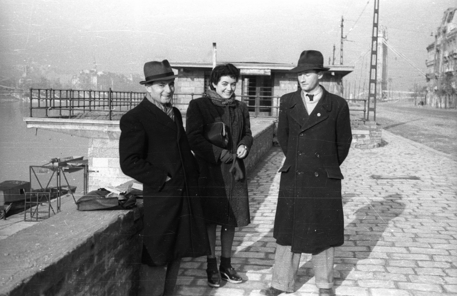 Hungary, Budapest V., Belgrád rakpart, nemzetközi hajóállomás, háttérben a lerombolt Erzsébet híd., 1948, Berkó Pál, hat, tableau, street view, handbag, Budapest, Fortepan #78931