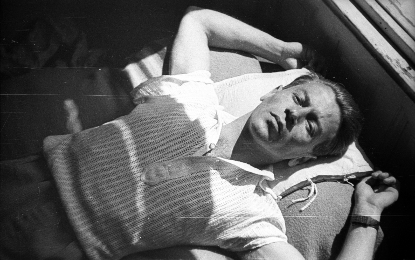 Hungary, Budapest VIII., a felvétel a József körút 31/a számú ház III. emeleti lakásában készült., 1948, Berkó Pál, Budapest, man, lying on the back, couch, Fortepan #78935