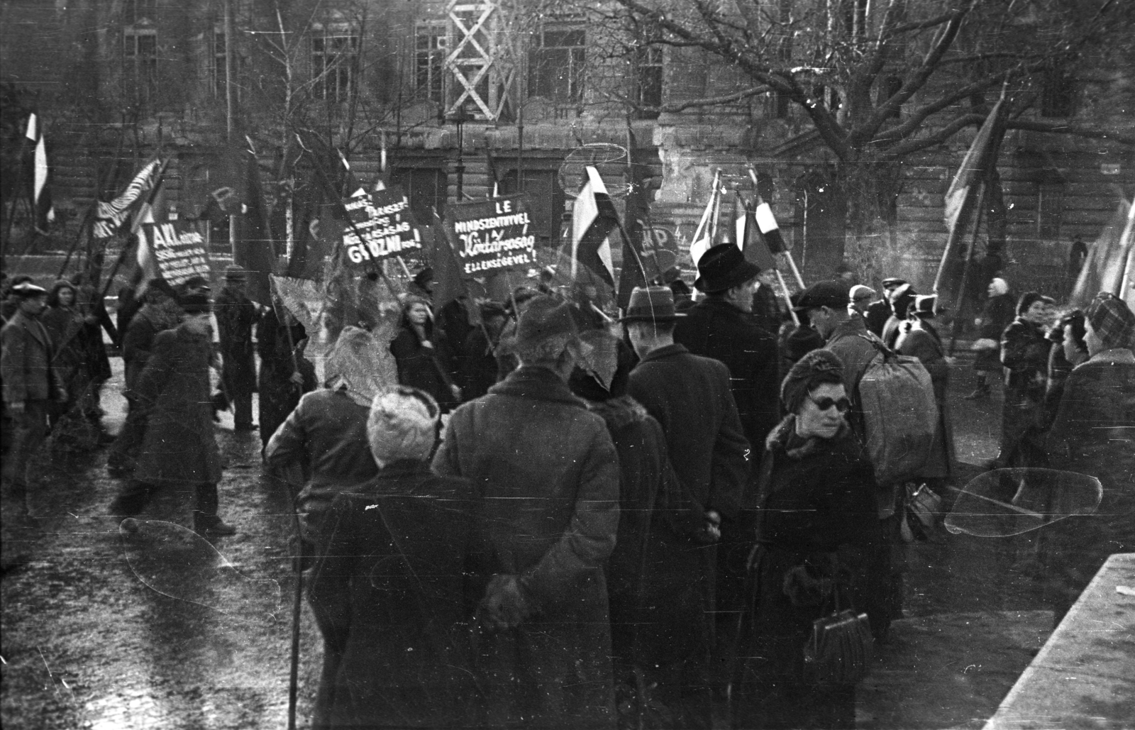 Magyarország, Budapest V., Szabadság tér, a március 15-i ünnepség résztvevői., 1947, Berkó Pál, Budapest, transzparens, Fortepan #78939