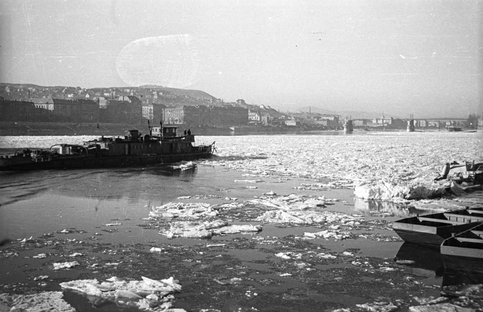 Magyarország, Budapest V., a Bem (Mónus Illés) rakpart házsora és a lerombolt Margit híd a Kossuth híd pesti hídfője felől nézve., 1946, Berkó Pál, hajó, jégtábla, Budapest, Fortepan #78943