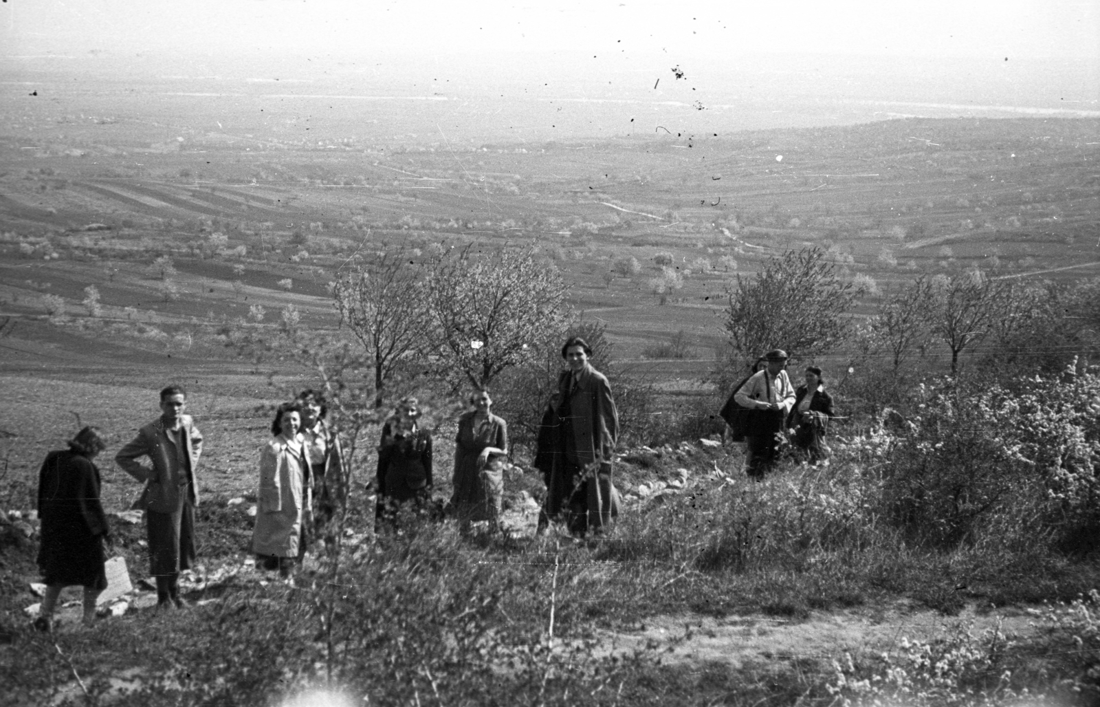 Magyarország, Pilis hegység, Üröm, kilátás Budakalász felé az Ezüst-Kevélyről., 1948, Berkó Pál, kirándulás, csoportkép, látkép, társaság, Fortepan #78946