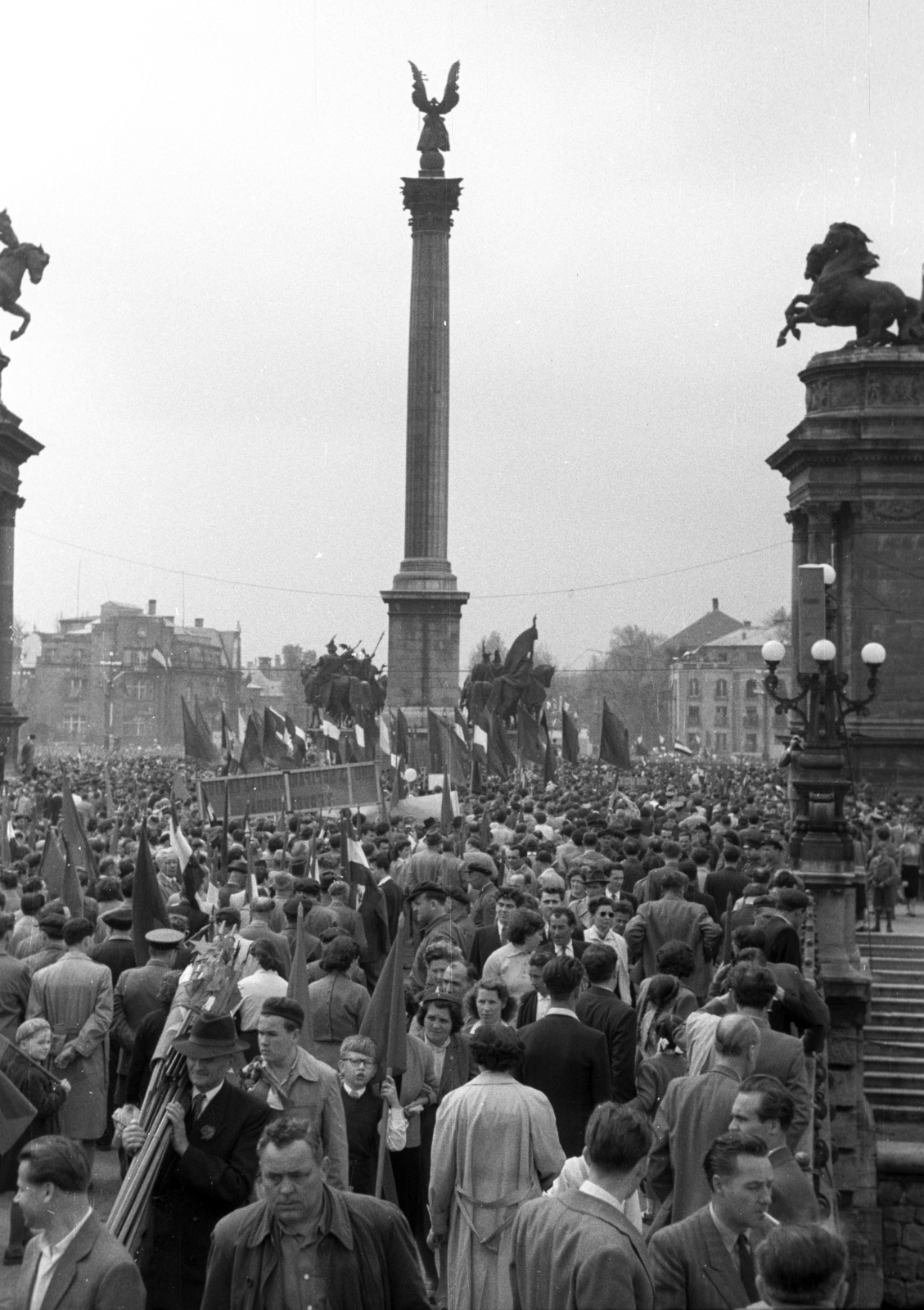 Hungary, Budapest XIV., Hősök tere a Városligeti-tó feletti hídról nézve. Május 1-i felvonulás., 1957, Berkó Pál, 1st of May parade, Budapest, Archangel Gabriel-portrayal, Fortepan #78954