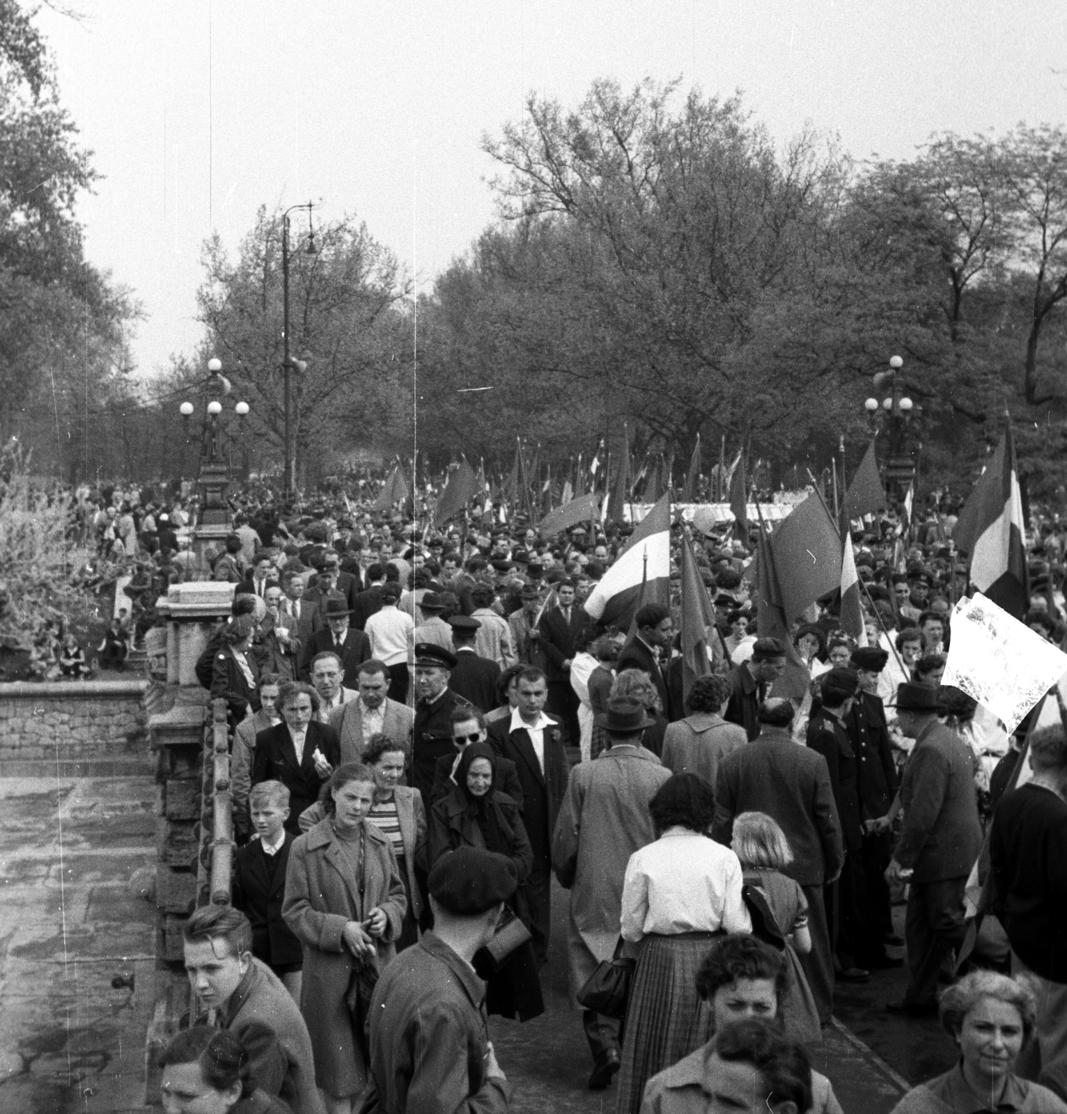 Hungary, Budapest XIV., a felvétel a Városligeti-tó feletti hídon készült a Kós Károly sétány (Városligeti Népköztársaság útja) felé nézve. Május 1-i felvonulás., 1957, Berkó Pál, march, Budapest, Fortepan #78958