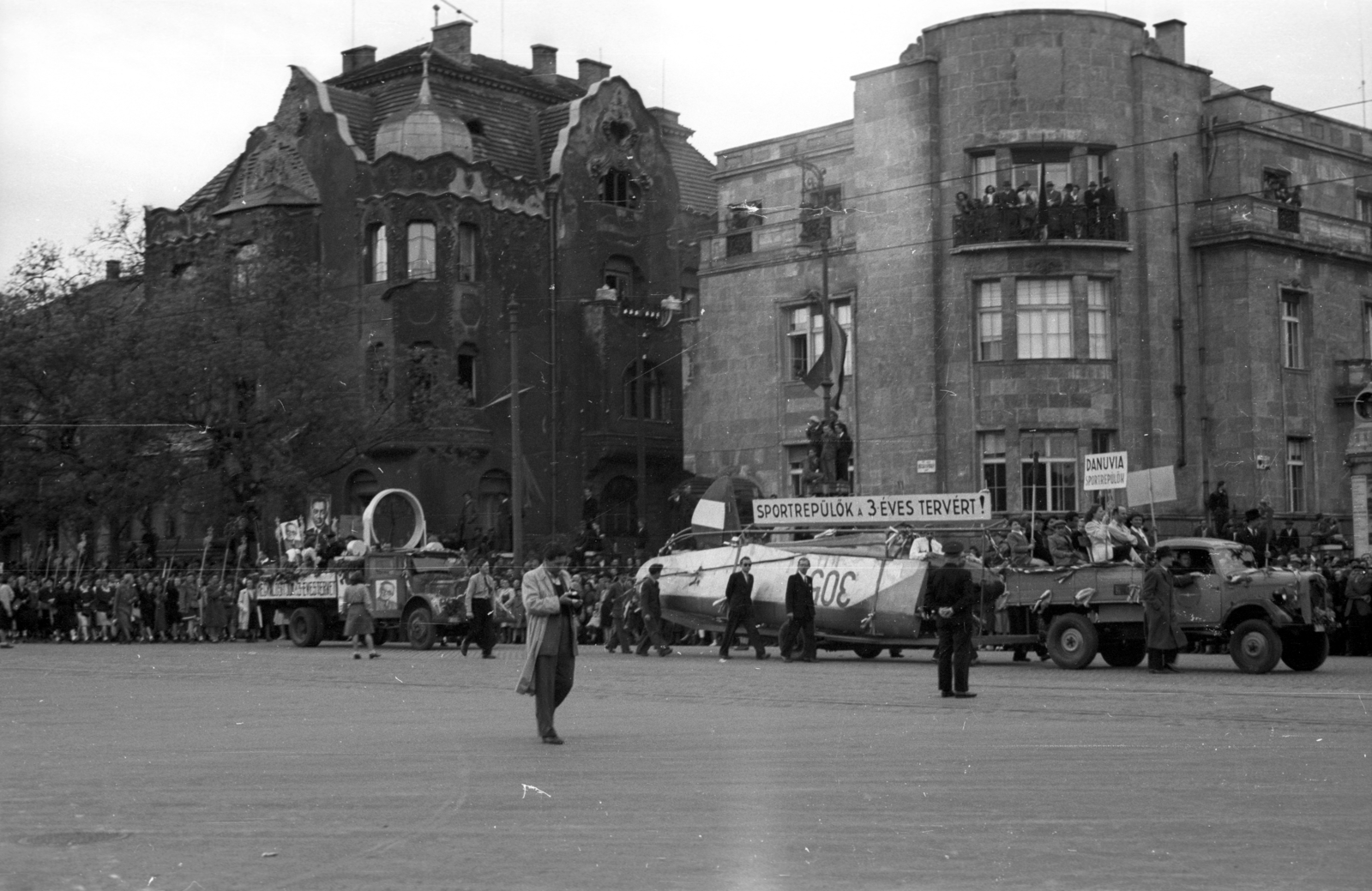 Hungary, Budapest VI., Dózsa György út - Andrássy út sarok, május 1-i felvonulás., 1947, Berkó Pál, Budapest, ad truck, march, Fortepan #78961