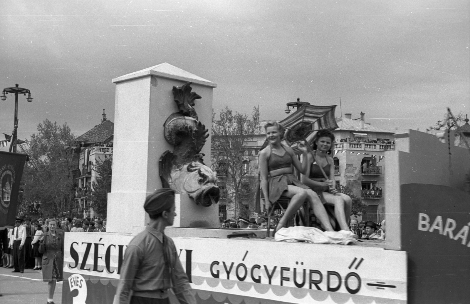 Hungary, Budapest XIV., Hősök tere, május 1-i felvonulás., 1947, Berkó Pál, sunshades, bathing, Budapest, ad truck, bath, Fortepan #78966