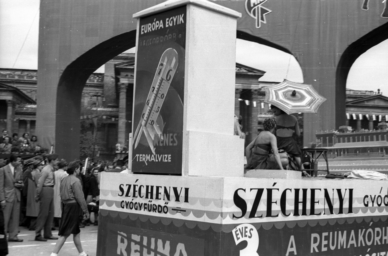 Hungary, Budapest XIV., Hősök tere, május 1-i felvonulás., 1947, Berkó Pál, sunshades, bathing, Budapest, ad truck, Fortepan #78967