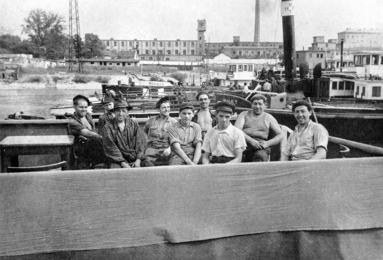 Magyarország, Budapest IV., Újpesti-öböl, Népsziget, MAHART hajójavító., 1955, Fortepan, hajó, kémény, gyár, vontatóhajó, gyárkémény, hajókémény, Elevátor I./Mohács/Gödöllő hajó, Budapest, Fortepan #7897