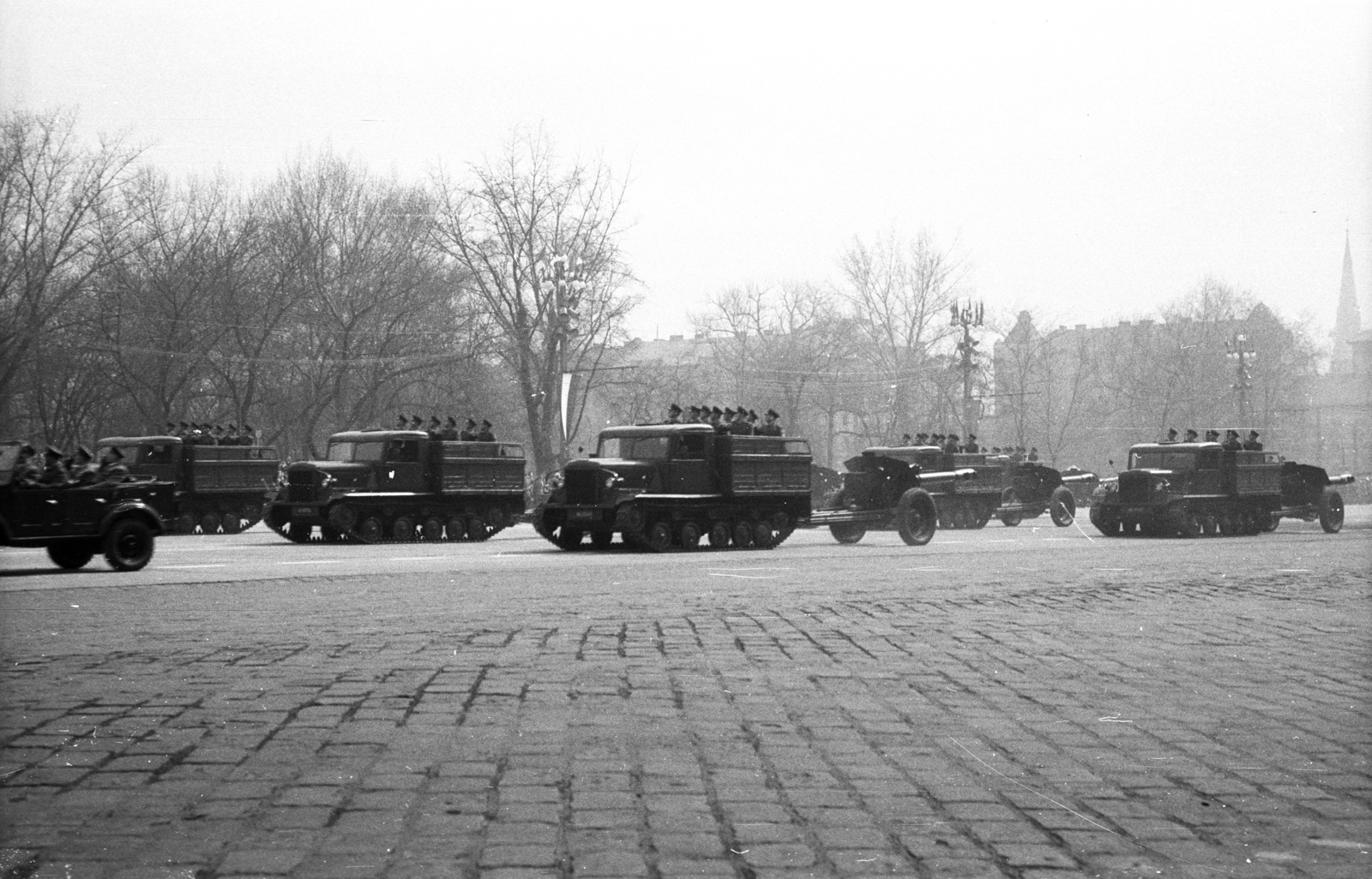 Hungary, Budapest XIV., Dózsa György út (Felvonulási tér), április 4-i katonai díszszemle, háttérben az Ajtósi Dürer sor épületei., 1958, Berkó Pál, Hungarian brand, Csepel-brand, April 4 celebration, ordnance, tow truck, Budapest, Fortepan #78974
