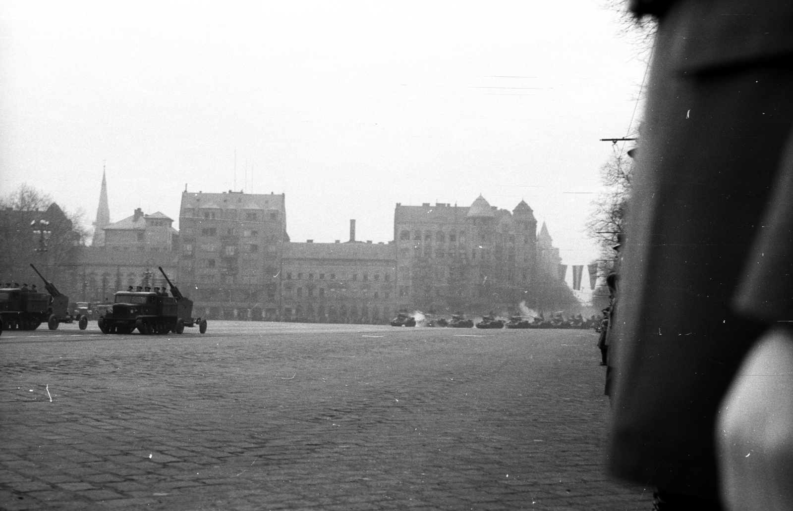 Magyarország, Budapest XIV., Dózsa György út (Felvonulási tér), április 4-i katonai díszszemle, háttérben az Ajtósi Dürer sor épületei., 1958, Berkó Pál, magyar gyártmány, harckocsi, Csepel-márka, április 4, löveg, vontató, Csepel 800, Budapest, Fortepan #78975