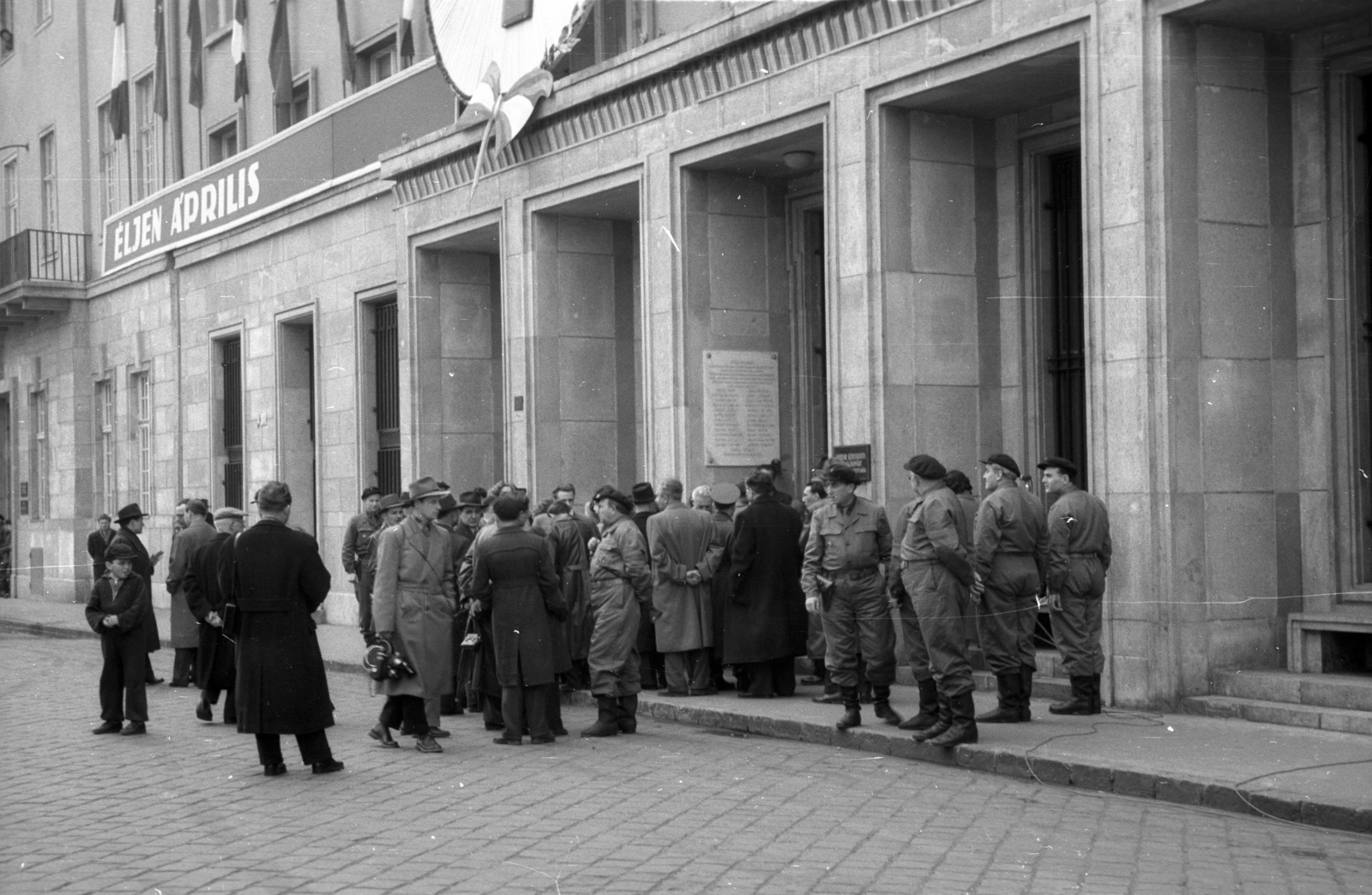 Hungary, Budapest VIII., II. János Pál pápa (Köztársaság) tér. A Hruscsov vezette szovjet párt- és kormányküldöttségre várakozók. A felvétel 1958. április 4-én, a Köztársaság téri pártház védelmében elesettek emléktáblájának koszorúzásakor készült., 1958, Berkó Pál, Workers' Militia, movie camera, Budapest, April 4 celebration, Fortepan #78976