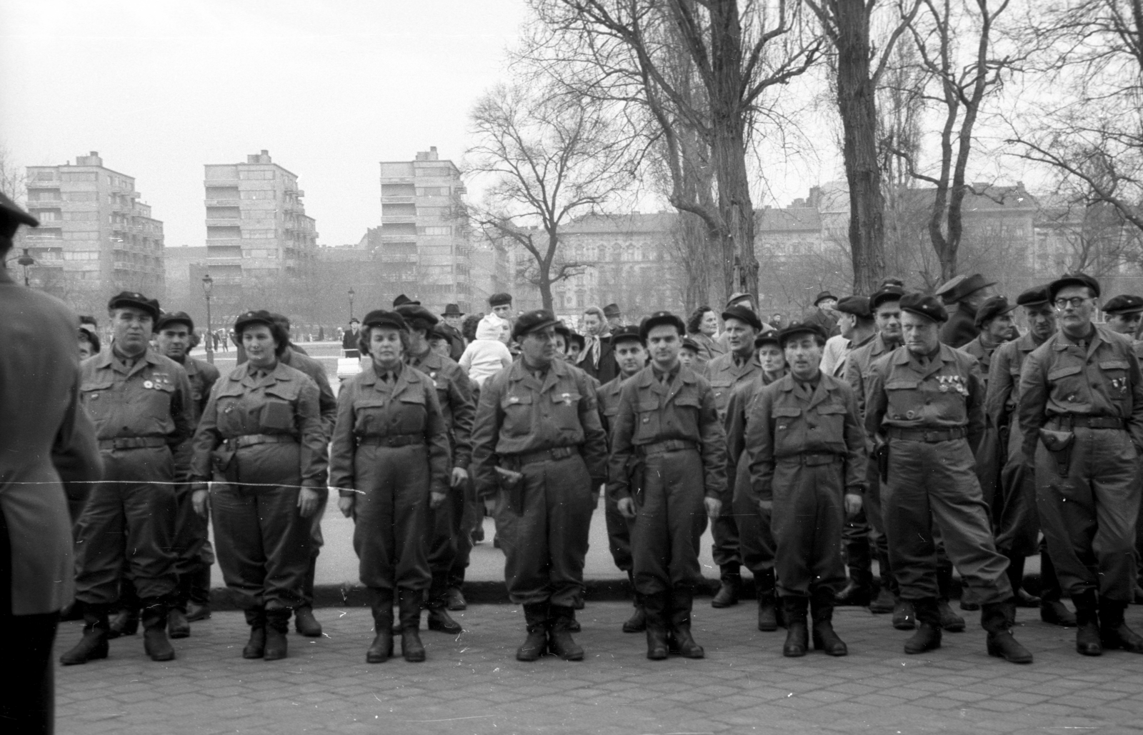 Magyarország, Budapest VIII., II. János Pál pápa (Köztársaság) tér. A Hruscsov vezette szovjet párt- és kormányküldöttségre várakozó munkásőrök. A felvétel 1958. április 4-én, a Köztársaság téri pártház védelmében elesettek emléktáblájának koszorúzásakor készült., 1958, Berkó Pál, munkásőr, pisztolytáska, Budapest, Fortepan #78977