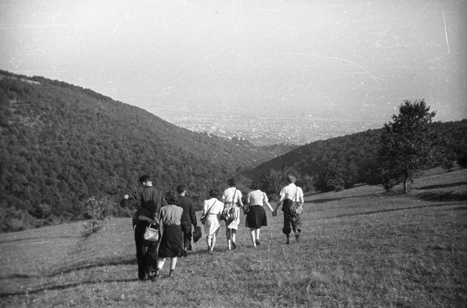 Magyarország, Budapest XII., Sötétvágás Csillebérc közelében. Balra a Széchenyi-hegy, szemben a Farkas-völgy, jobbra az Ördög-orom., 1946, Berkó Pál, kirándulás, Budapest, fiatalság, Fortepan #78985