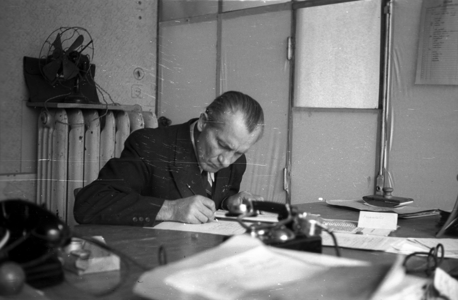 1946, Berkó Pál, ink bottle, ink blotter, fan, gentleman, writing, radiator, Fortepan #78988