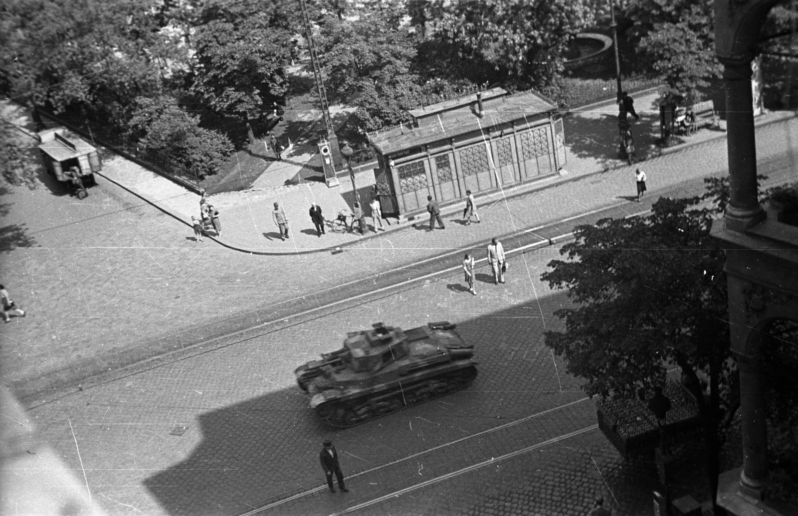 Hungary, Budapest VIII., József körút és a Rákóczi tér a Kölcsey utcából nézve., 1944, Berkó Pál, Hungarian brand, tank, public toilet, Budapest, ice transporting vehicle, Fortepan #78993