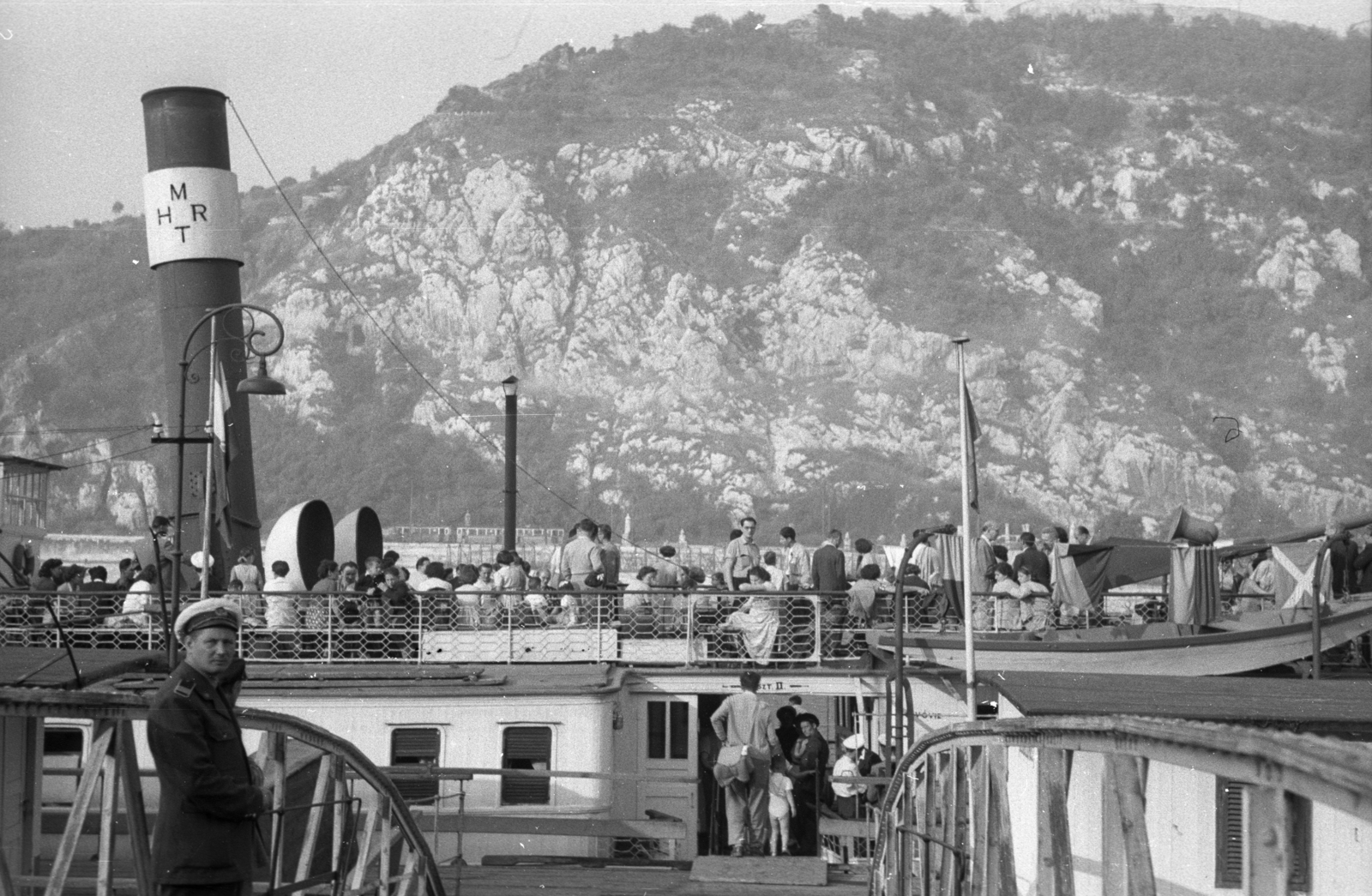 Hungary, Budapest V., Visegrád gőzhajó a Belgrád rakparti hajóállomáson, háttérben a Gellért-hegy., 1956, Berkó Pál, Budapest, rock, passenger, skipper, hillside, Fortepan #78997