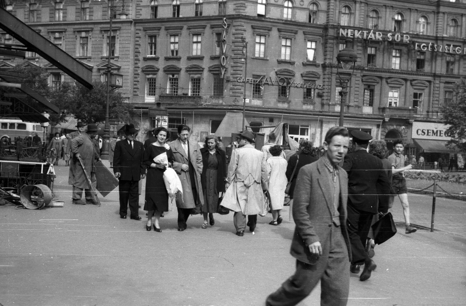 Magyarország, Budapest VI., Oktogon az Abbázia kávéház elöl a Savoy kávéház felé nézve., 1946, Berkó Pál, kávéház, Budapest, úriember, hölgy, járókelő, ballonkabát, neonreklám, neon felirat, Fortepan #79006