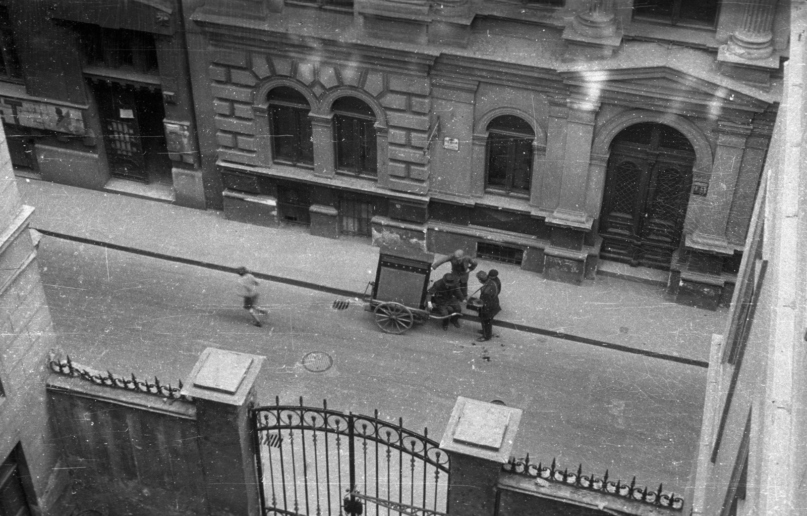 Magyarország, Budapest VIII., Szentkirályi utca, szemben a 21. számú épület., 1946, Berkó Pál, Budapest, verkli, felülnézet, kihalt mesterség, Fortepan #79007