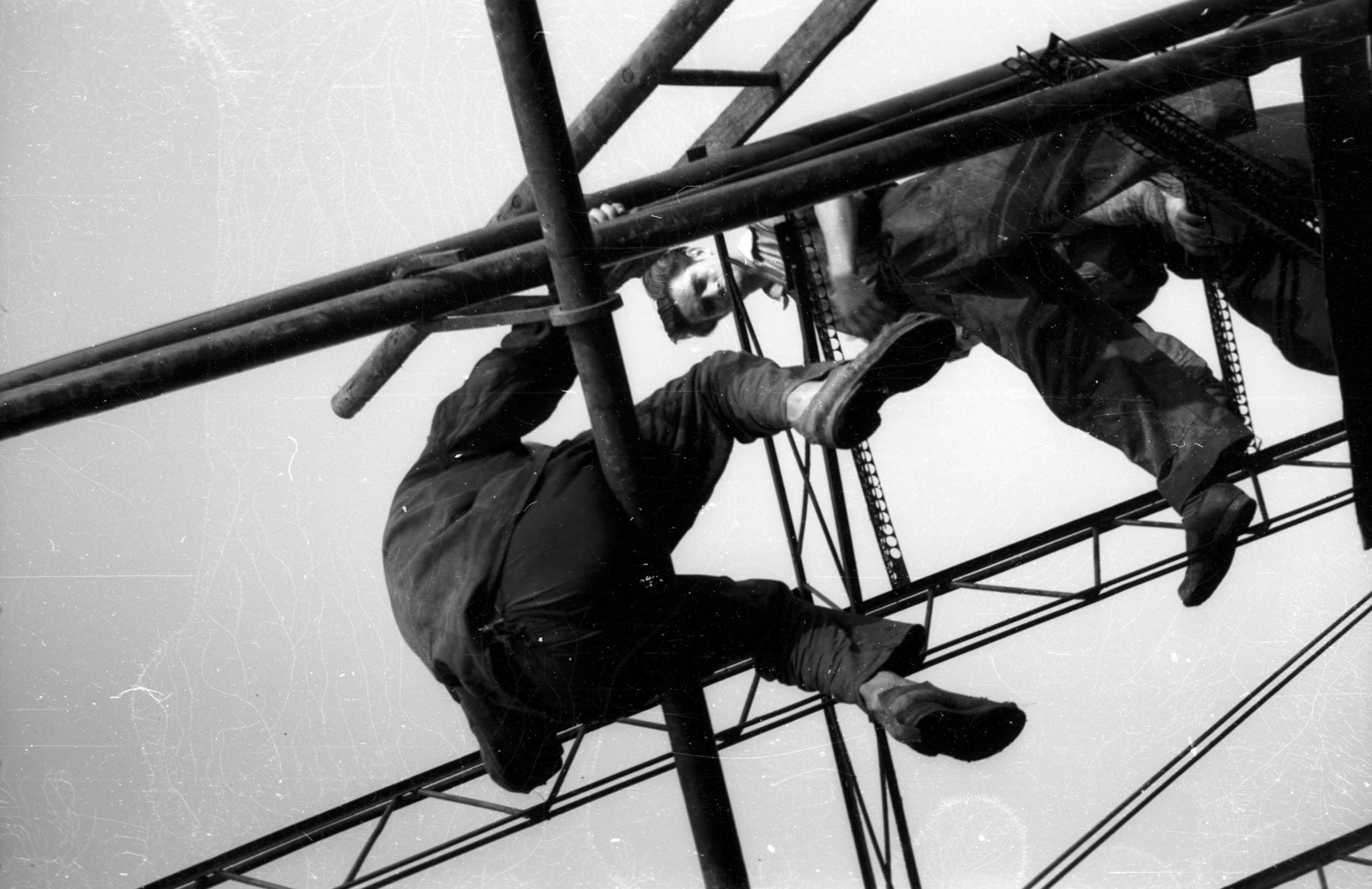 Hungary, Budapest X., a Fehér út - Albertirsai köz - Fehér köz által határolt terület, könnyűszerkezetes csarnok szerelése., 1955, Berkó Pál, Budapest, assembly, worker, bottom view, Fortepan #79010