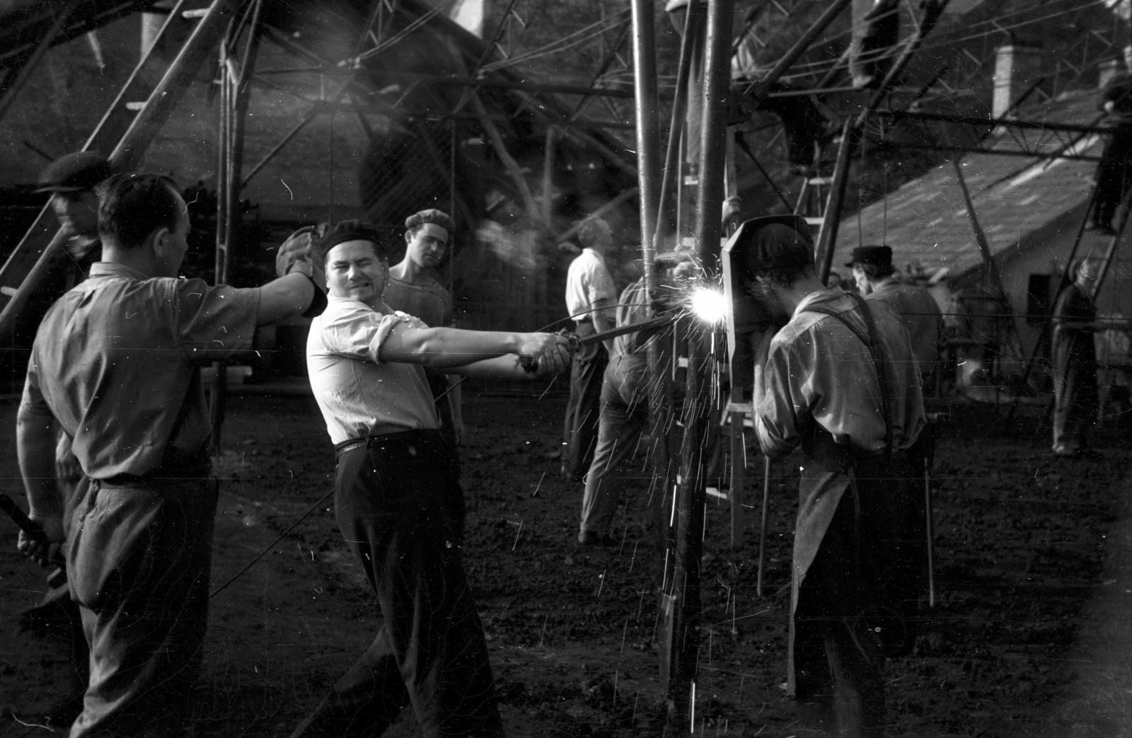 Hungary, Budapest X., a Fehér út - Albertirsai köz - Fehér köz által határolt terület, könnyűszerkezetes csarnok szerelése., 1955, Berkó Pál, welding, Budapest, Fortepan #79012
