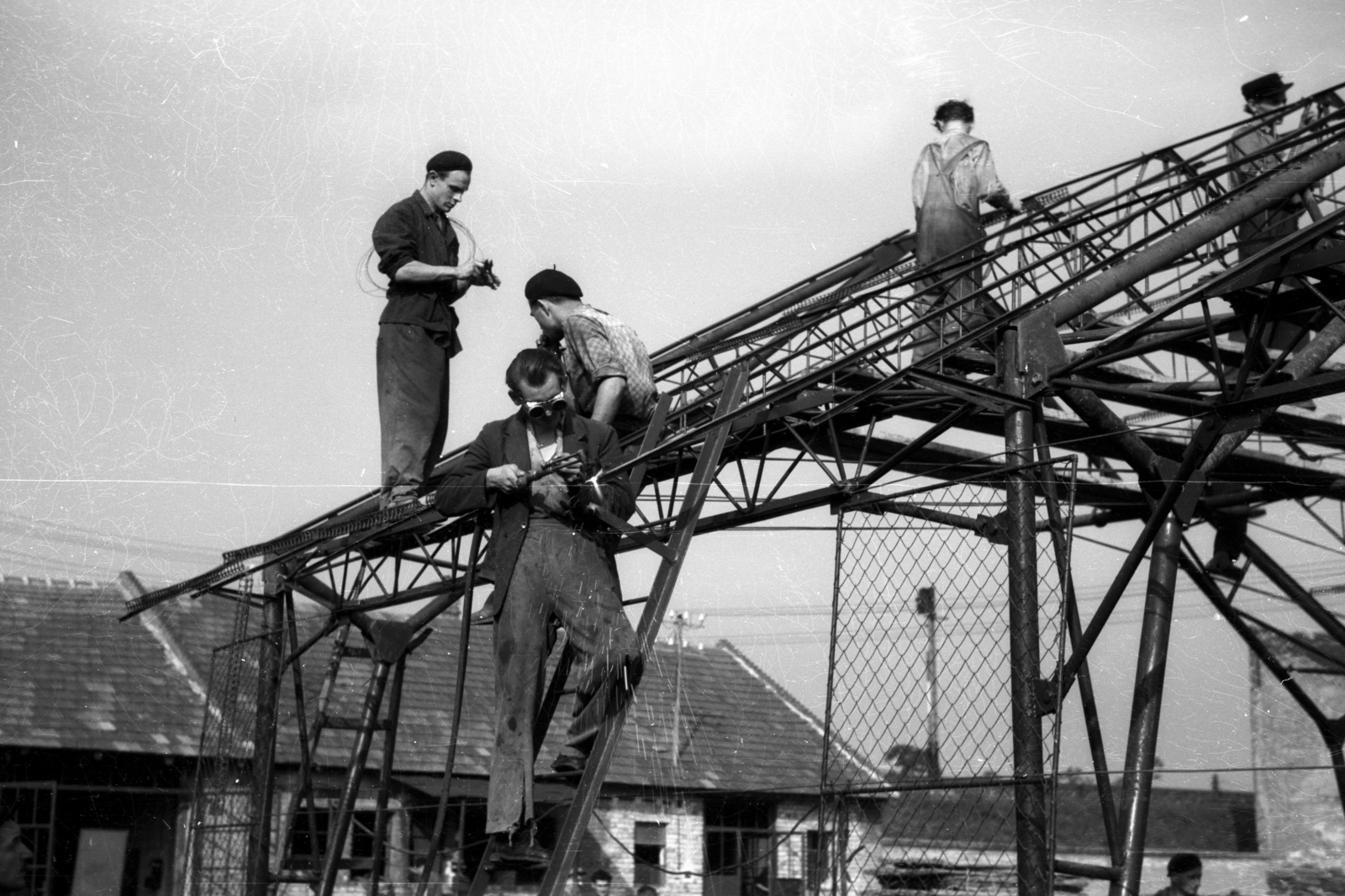 Hungary, Budapest X., a Fehér út - Albertirsai köz - Fehér köz által határolt terület, könnyűszerkezetes csarnok szerelése., 1955, Berkó Pál, Budapest, assembly, worker, Fortepan #79015