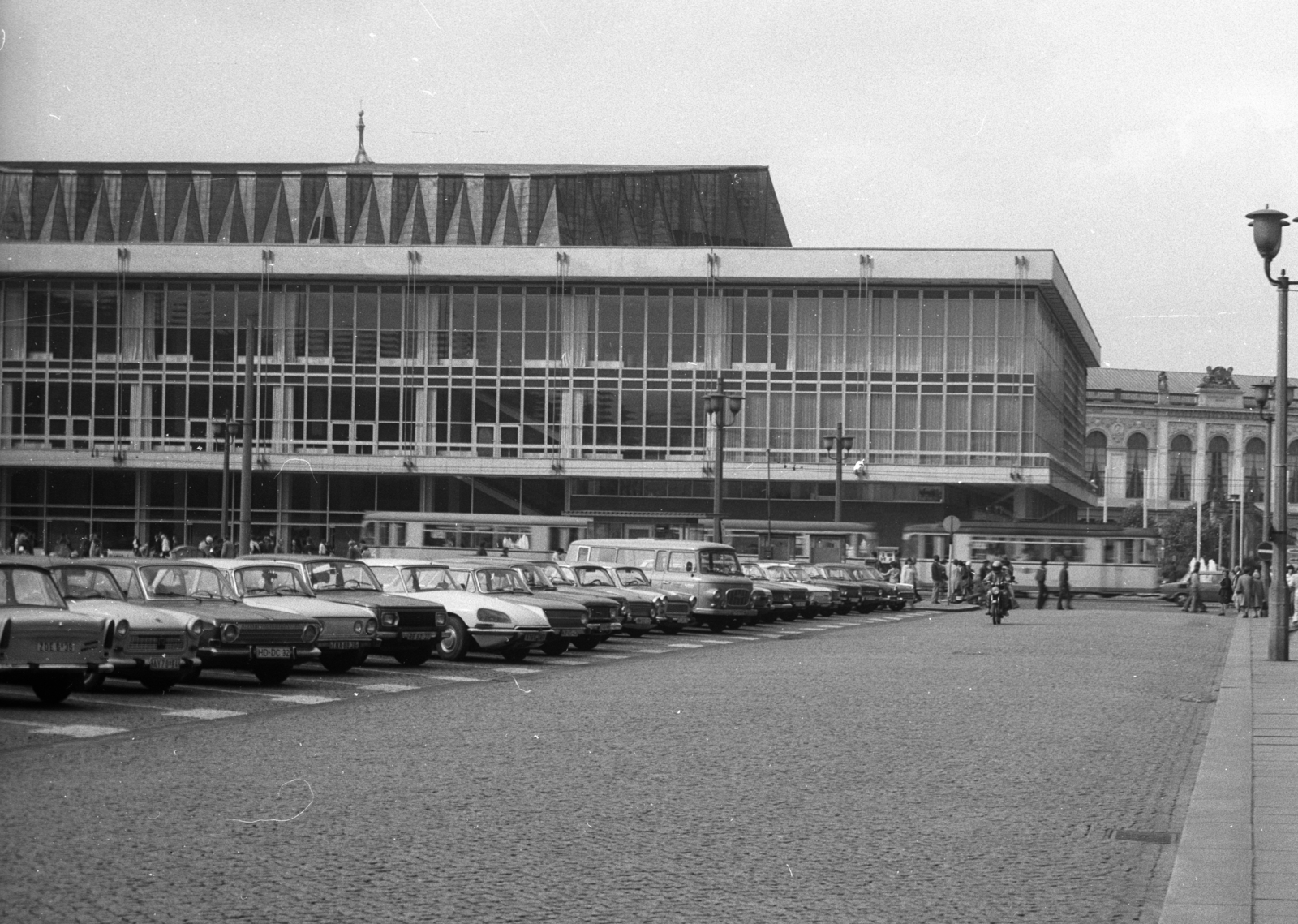 Germany, Dresden, Altmarkt a Wilsdruffer Strasse (Ernst-Thälmann-Strasse) és a Kulturpalast felé nézve., 1975, Berkó Pál, Trabant-brand, Skoda-brand, Barkas-brand, Wartburg-brand, GDR, Fortepan #79026