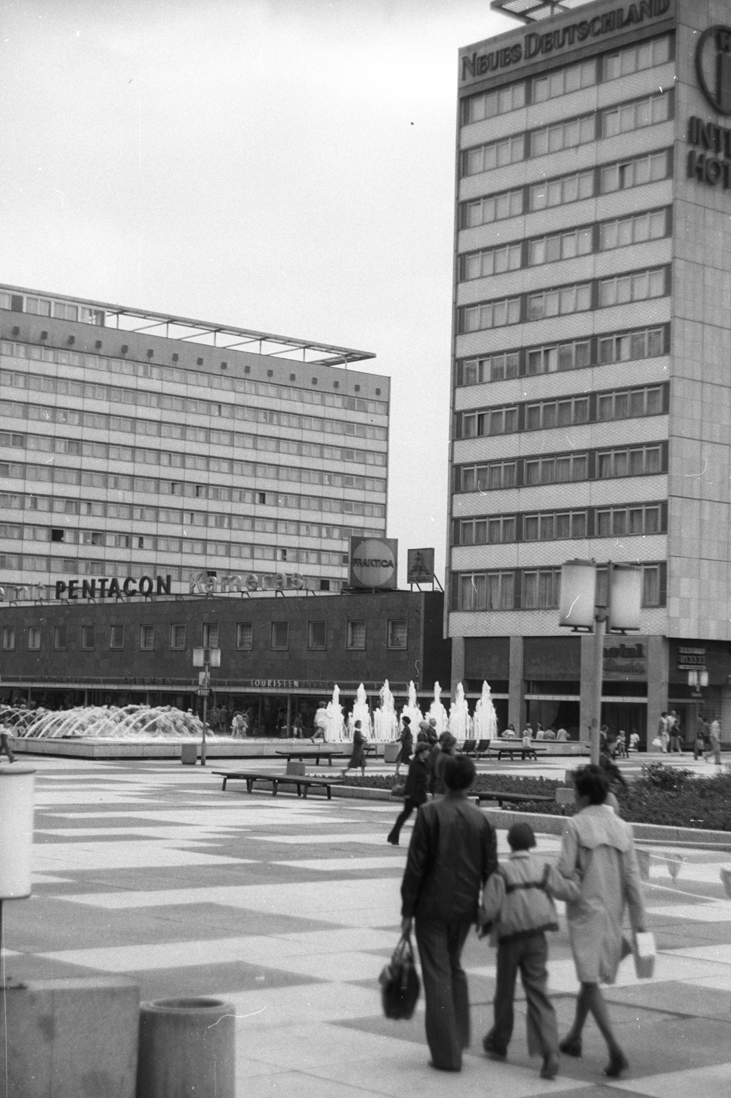 Germany, Dresden, Prager Strasse., 1975, Berkó Pál, GDR, street view, fountain, Fortepan #79029